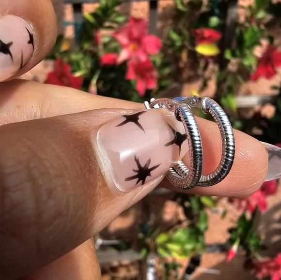 Small Ribbed 18kt White Gold Hoops - Picture 4 of 4